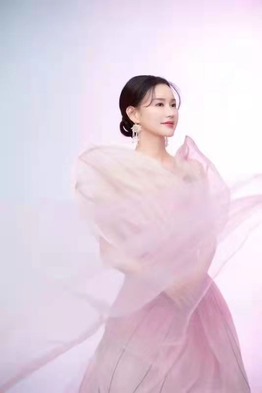 青年歌唱家邓超予携《跳春光》献礼新时代，致敬奋斗中的你我